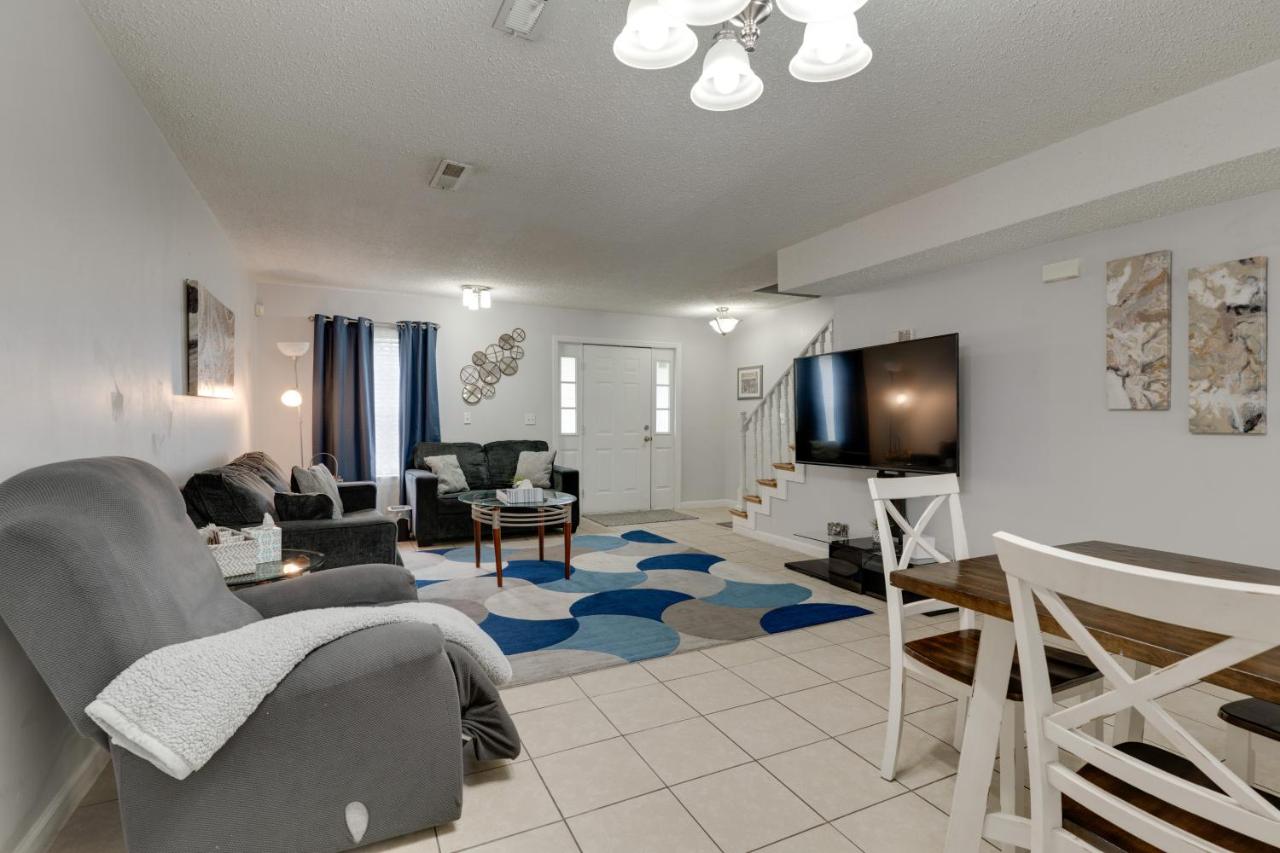 2 BDR with Free Parking! 2M to Broadway!