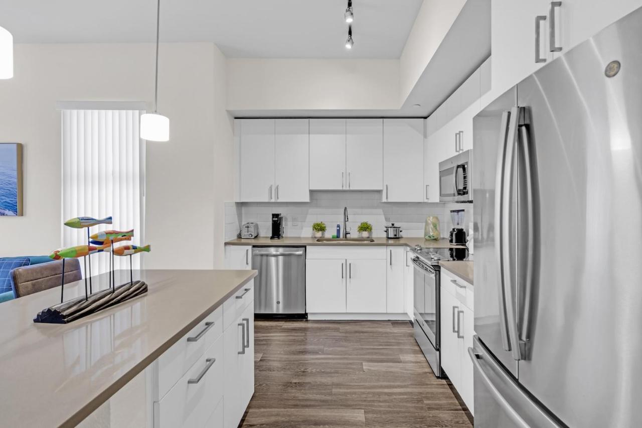 Bright and Airy 2 Bed on Biscayne Blvd with Free Park - 3