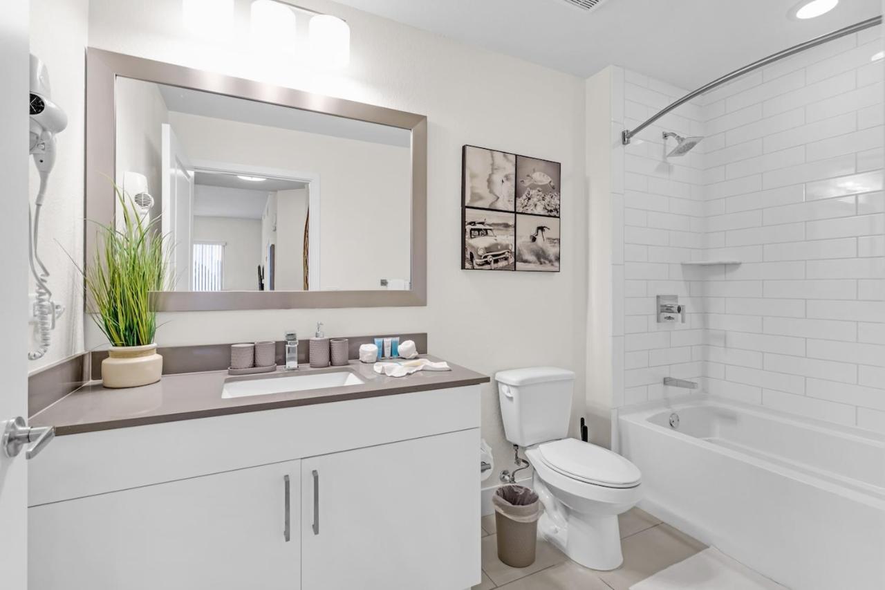 Bright and Airy 2 Bed on Biscayne Blvd with Free Park - 4