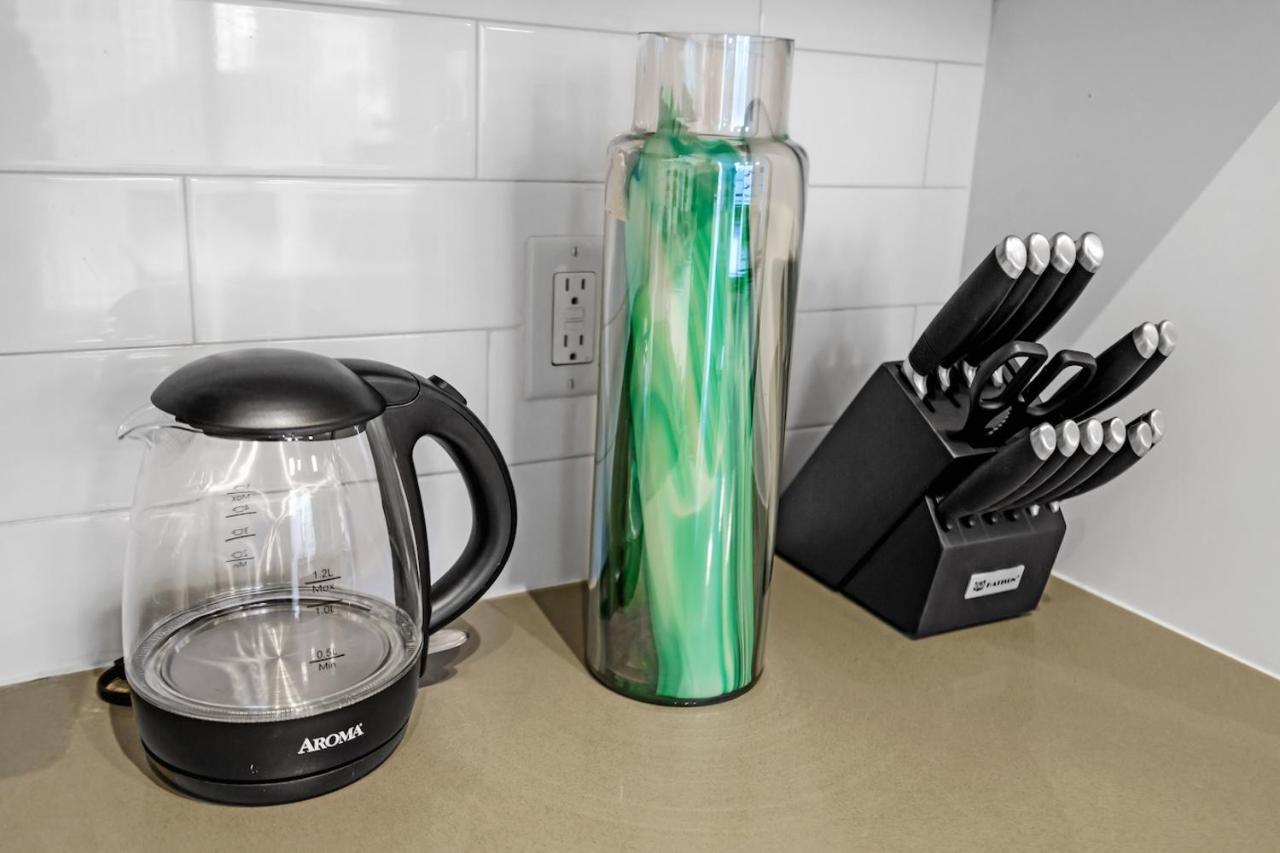 Bright and Airy 2 Bed on Biscayne Blvd with Free Park - 5