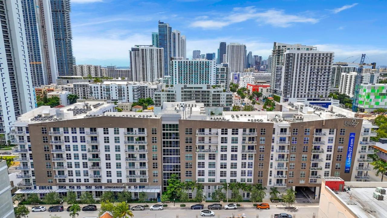 Bright and Airy 2 Bed on Biscayne Blvd with Free Park - 2