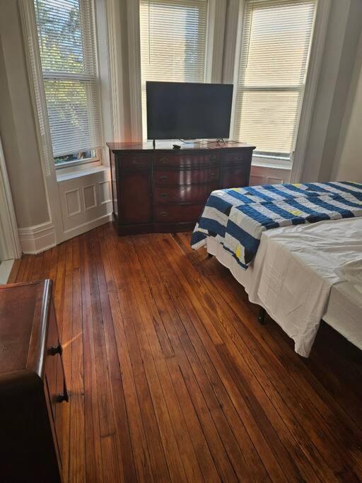 Green-Door Brownstone Private Room - BD 2