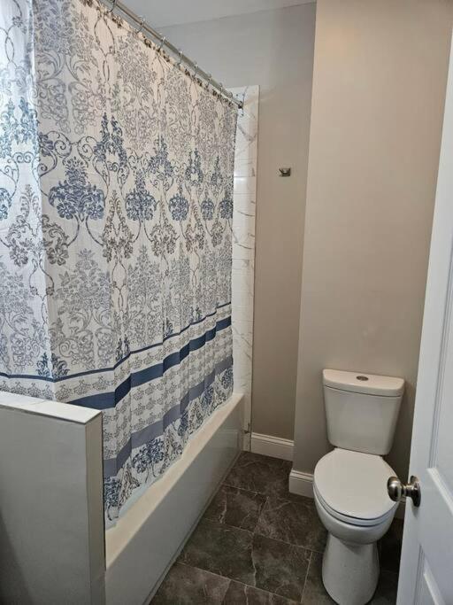 Green-Door Brownstone Private Room - BD 2 - 3