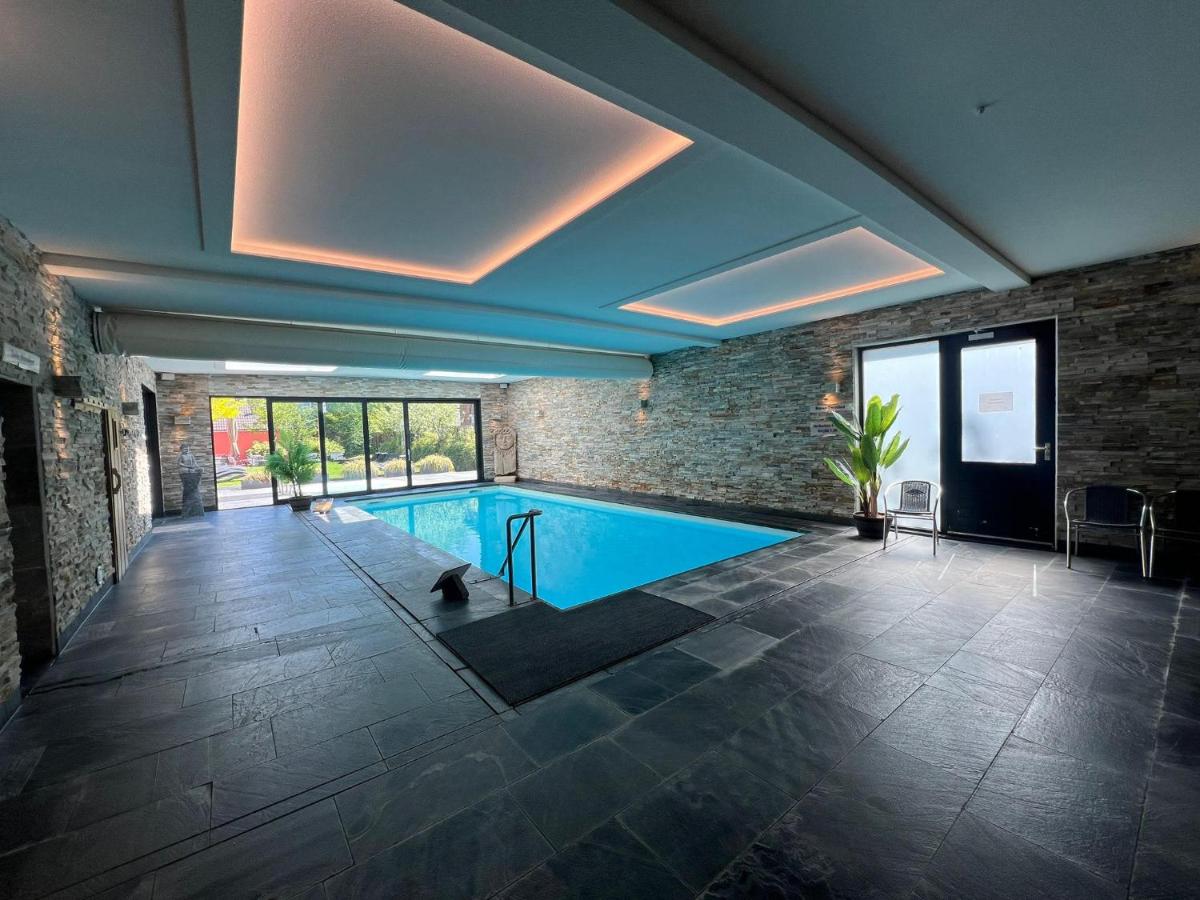 Het zwembad bij of vlak bij Hotel Spoorzicht & SPA
