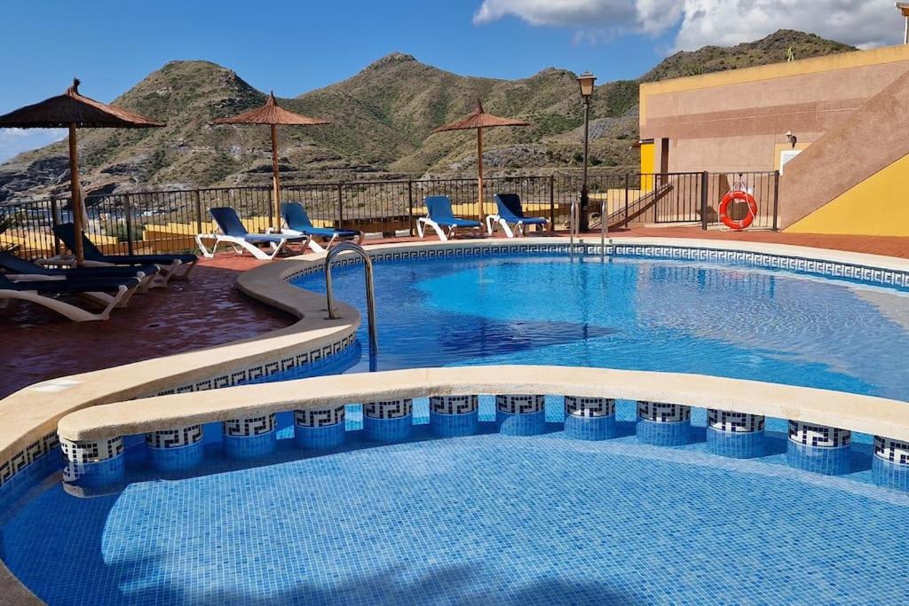 Piscina y Exterior
