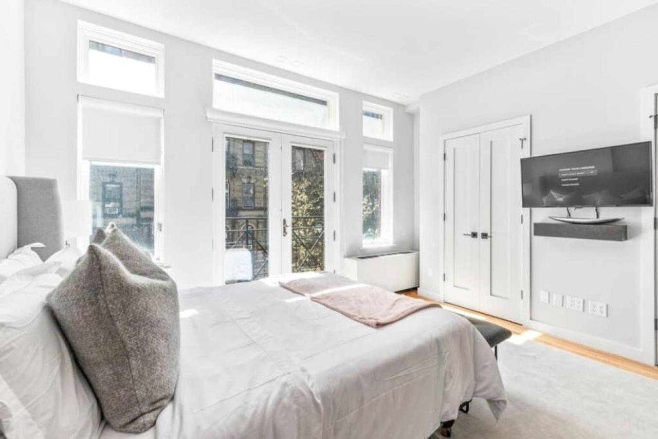 Luxe Studio w Juliet Balcony in Upper East - 5