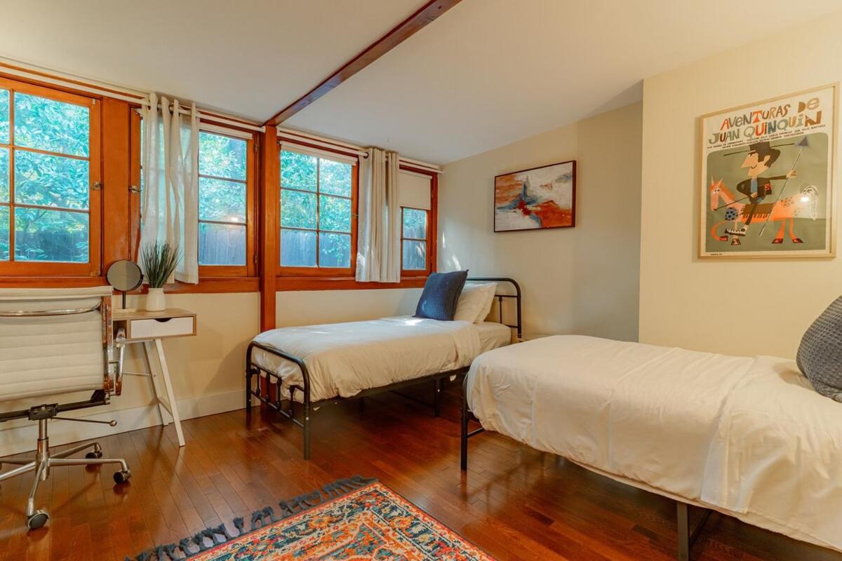 Cozy 3 Bedroom Hollywood Home- Quick Walk To All Tourist Spots! - 2