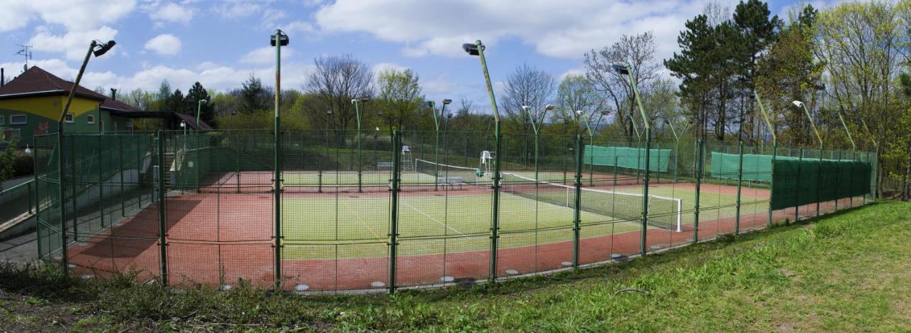 Tennis court: Hotel Širák
