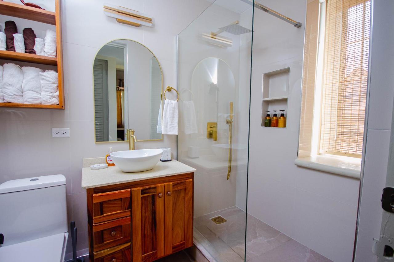 Heart of Ocho Rios-Free Beach Acess-King Bed-Pool-Free Parking-Gated Complex-Free Wifi 150Mbps - 4