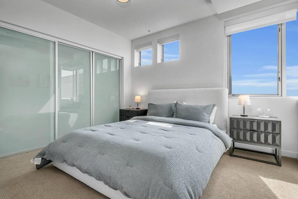 Modern & chic in Heart of Downtown Santa Monica - 2