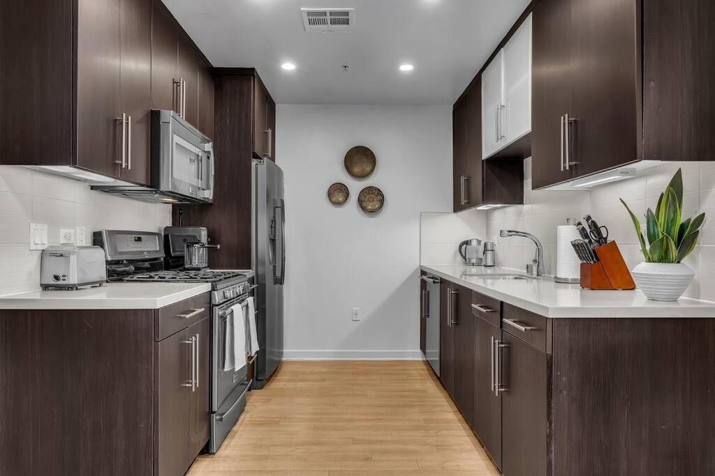 Modern & chic in Heart of Downtown Santa Monica - 4