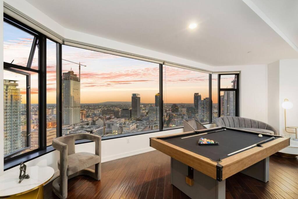 Downtown LA with the breathtaking view 2 bedrooms and parking space