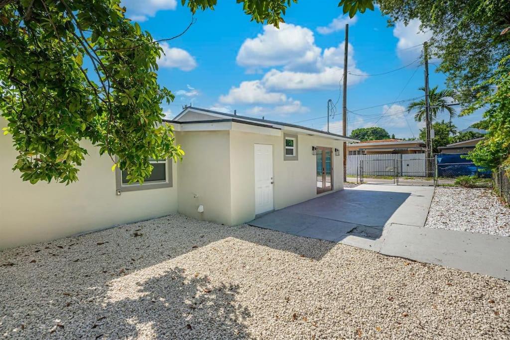 Modern Oasis Unit 2 - Close to Beach, Brickell & Airport - 5