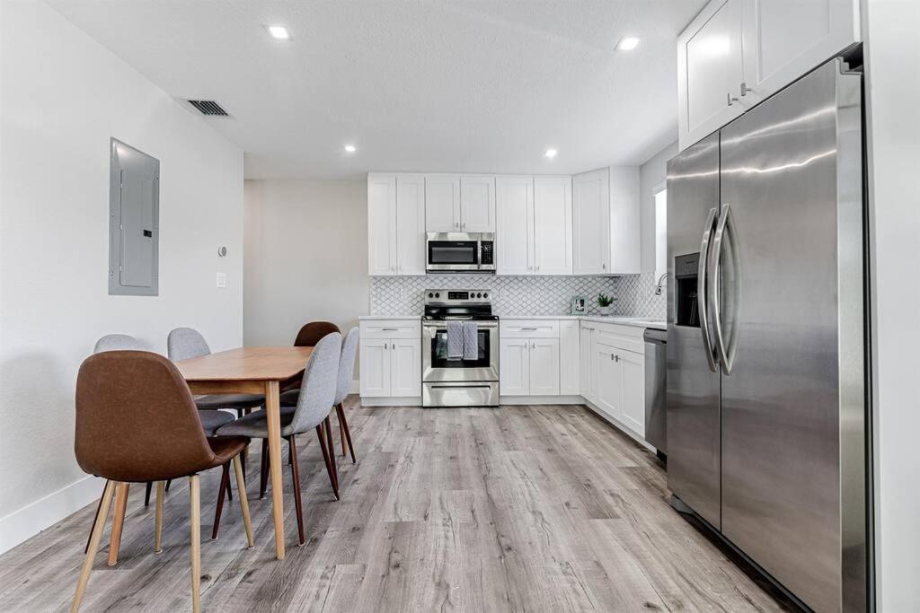 Modern Oasis Unit 2 - Close to Beach, Brickell & Airport - 4