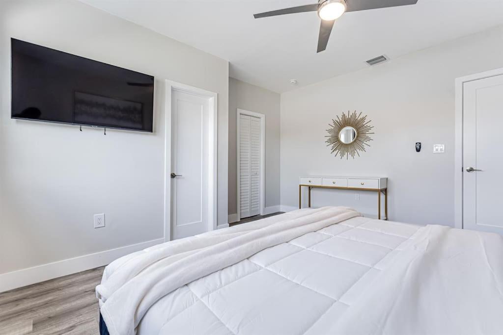 Modern Miami Unit 1 - Close to South Beach & Airport - 2