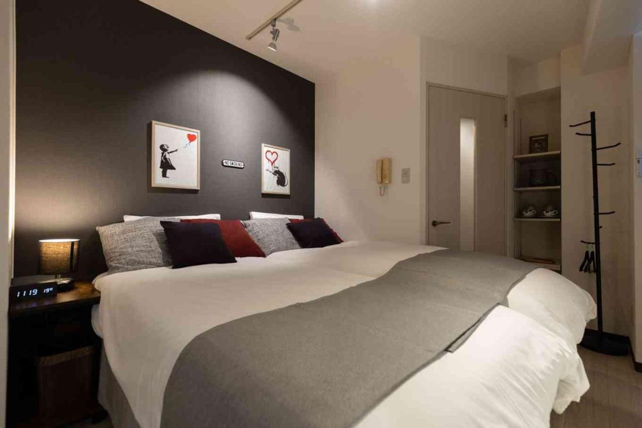 USJまで電車で20分 なんばまで2駅 京セラドーム大阪まで1駅 海遊館まで5駅 大阪城まで5駅 最寄駅徒歩2分 無料WiFi 広さ26平米 フルキッチン完備 Mackey's House!