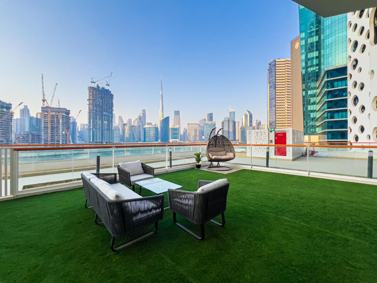 Millennium Binghatti Residence 2BR Burj Khalifa and Lake - 4