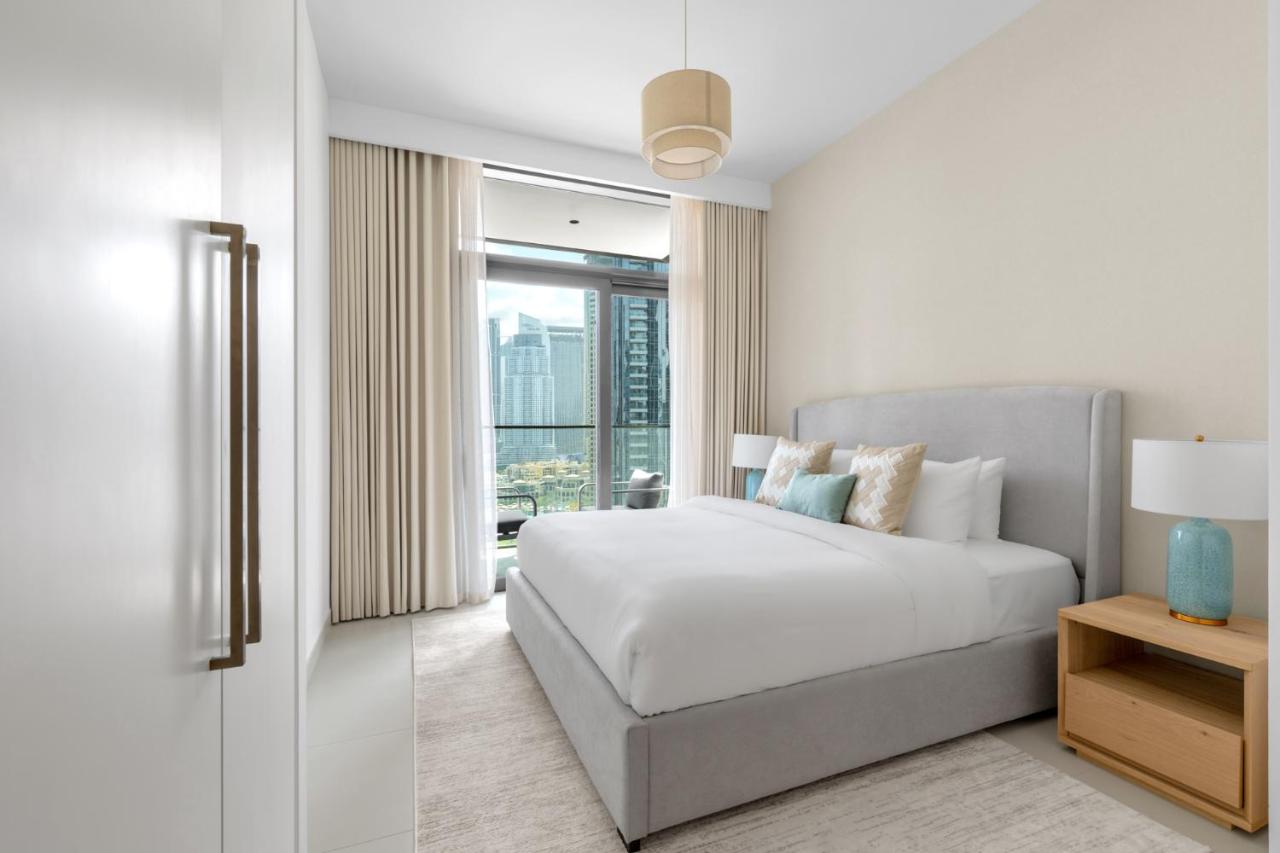 Stunning 3 Bedroom Apartment with Fountain Views by ZEN STAYS - Sleeps 9 - 2 Balconies - 2