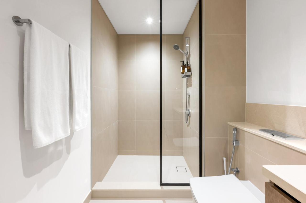 Stunning 3 Bedroom Apartment with Fountain Views by ZEN STAYS - Sleeps 9 - 2 Balconies - 3