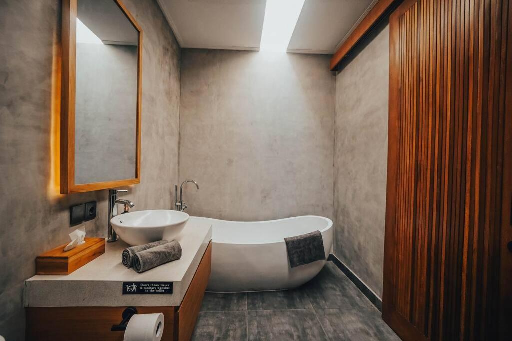 Villa Cintamu - Modern Spacious Villa in Prime Berawa Location - 3