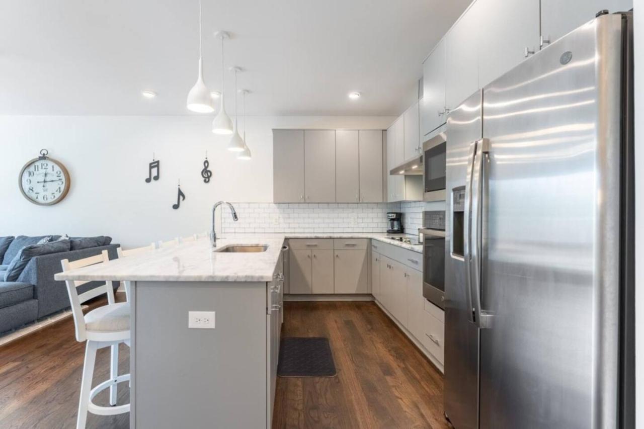 6 Bedroom Quiet Townhome! 6min to Airport & 15min to Downtown! - 3