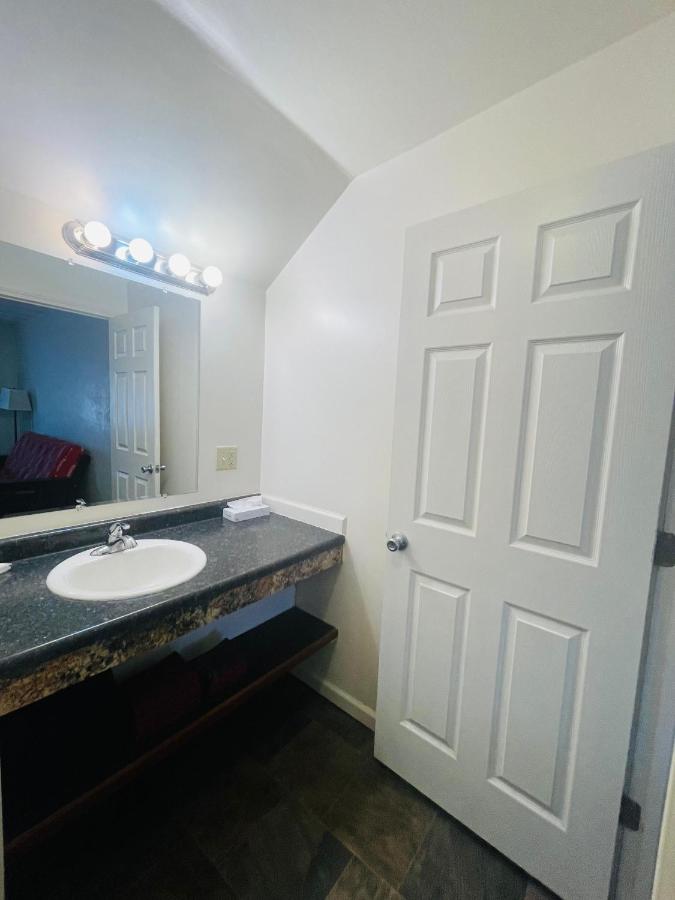 Big Red Inn & Suites — photo 19