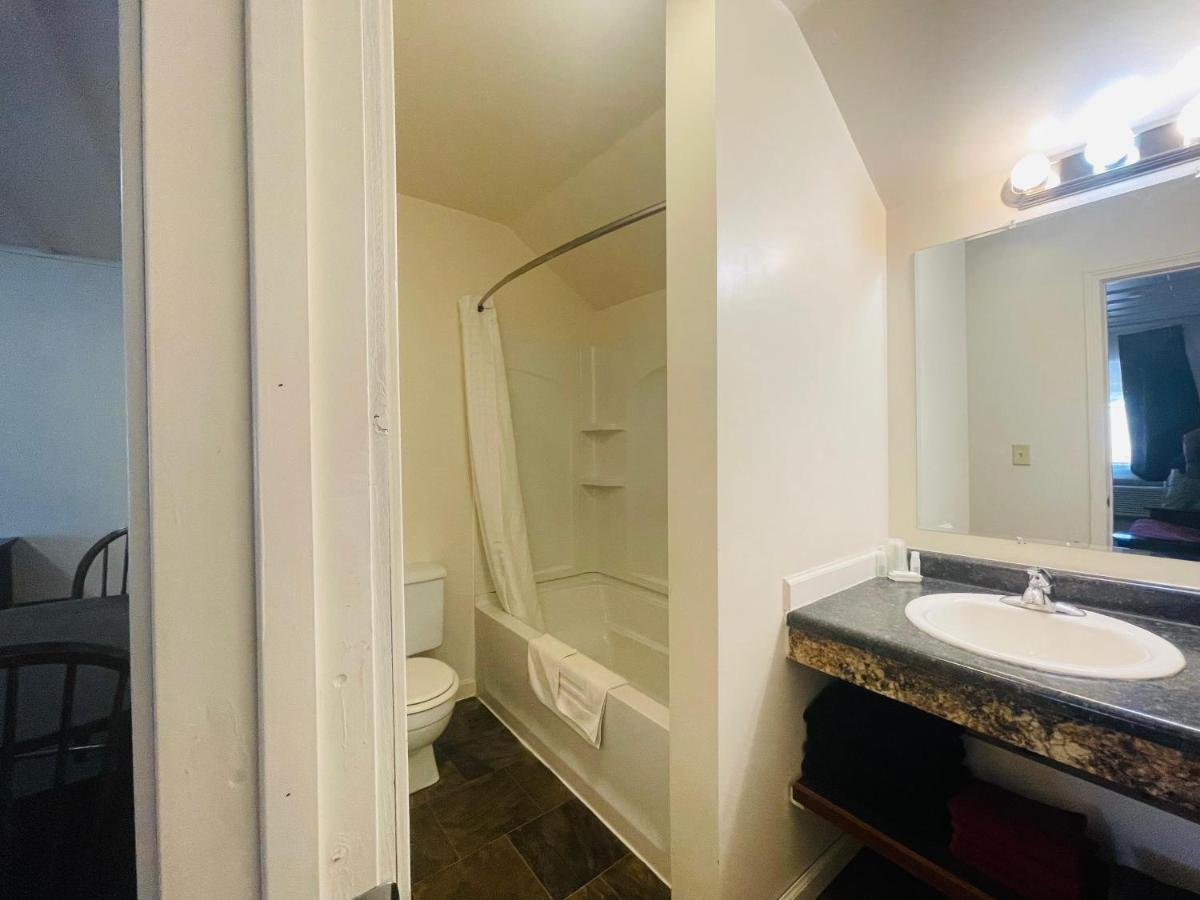 Big Red Inn & Suites — photo 21