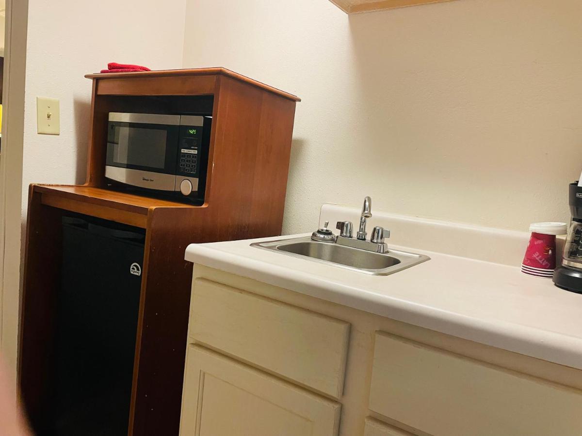 Big Red Inn & Suites — photo 22