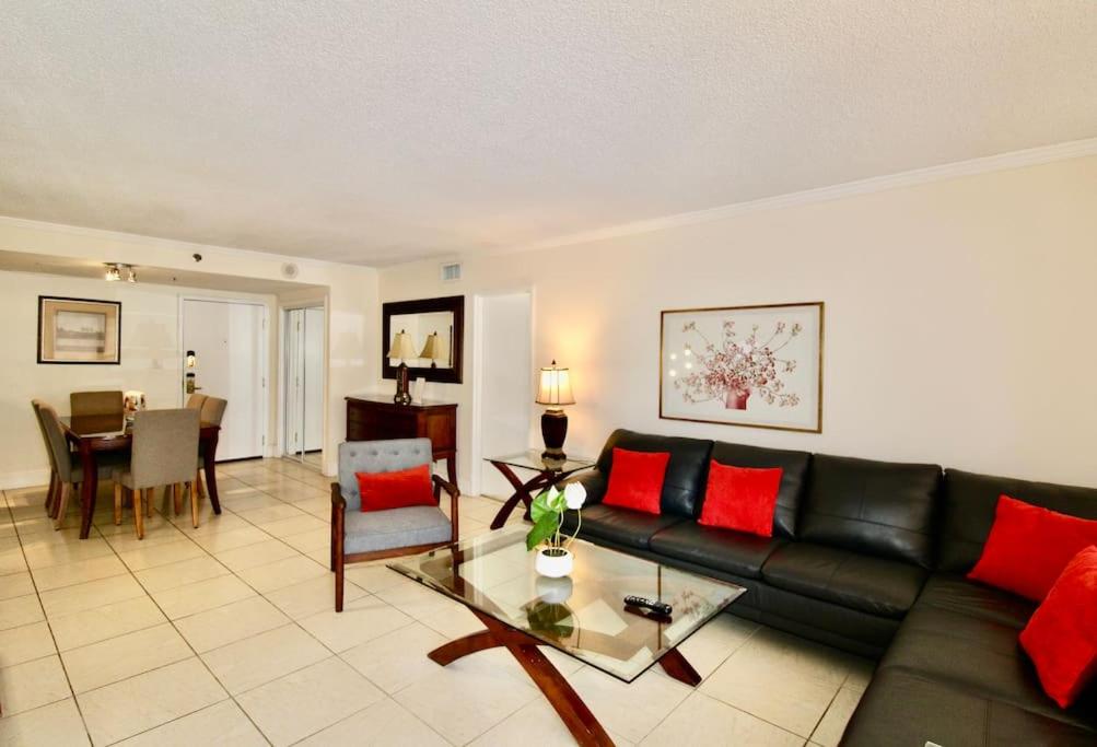 Alexander 511 Beachfront condo with 2 pools, direct beach access, sauna, tikki bar - 2