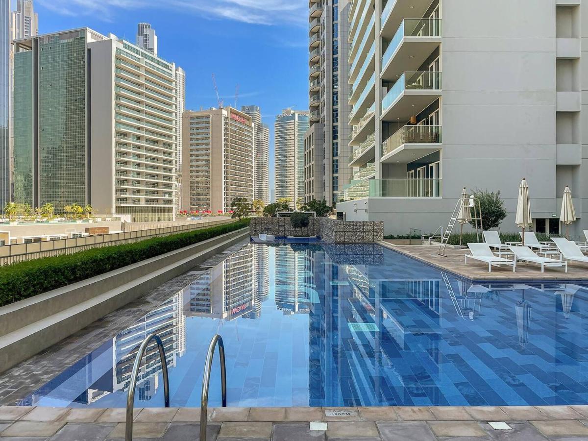 Luxury 2BR apartment with Burj View GYM & Pool - 4