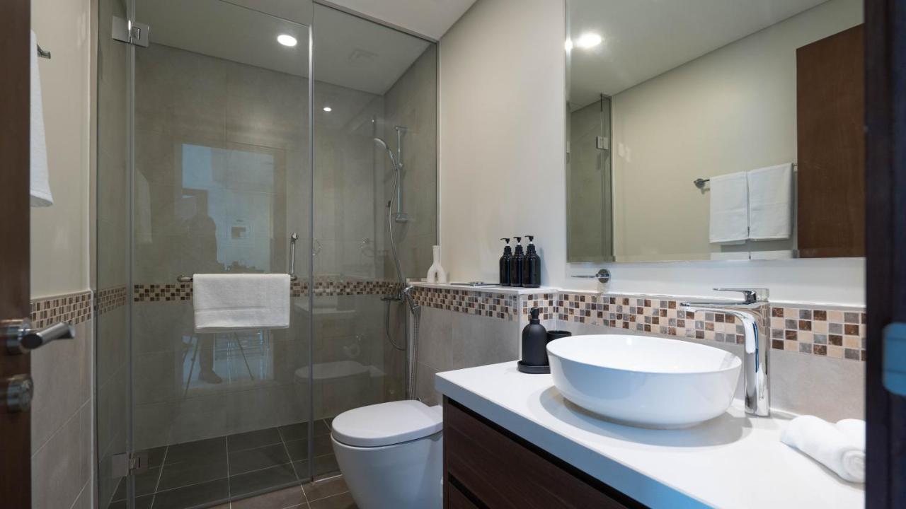 Luxury 2BR apartment with Burj View GYM & Pool - 3