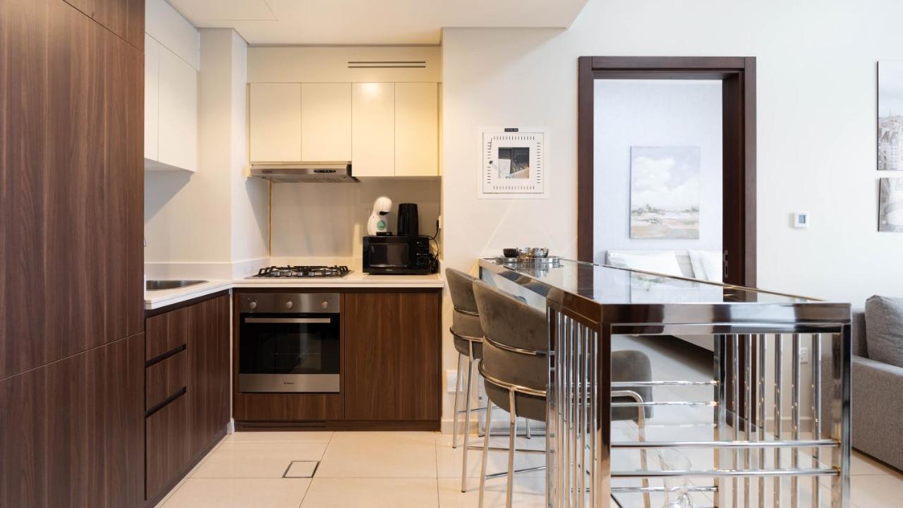 Luxury 2BR apartment with Burj View GYM & Pool - 5