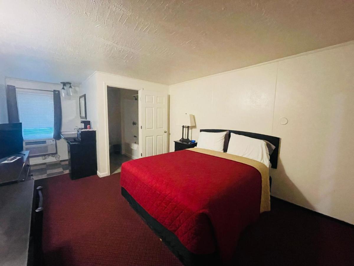 Big Red Inn & Suites — photo 11