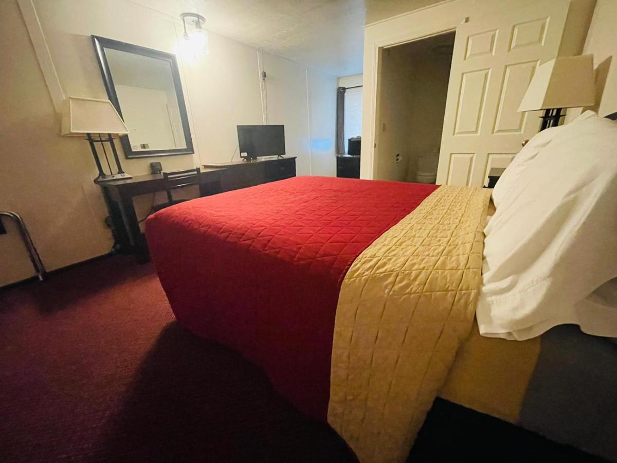 Big Red Inn & Suites — photo 15