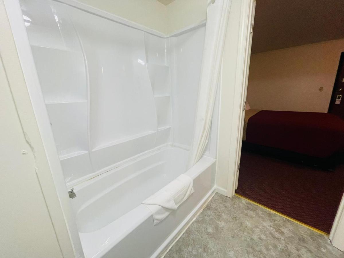 Big Red Inn & Suites — photo 16