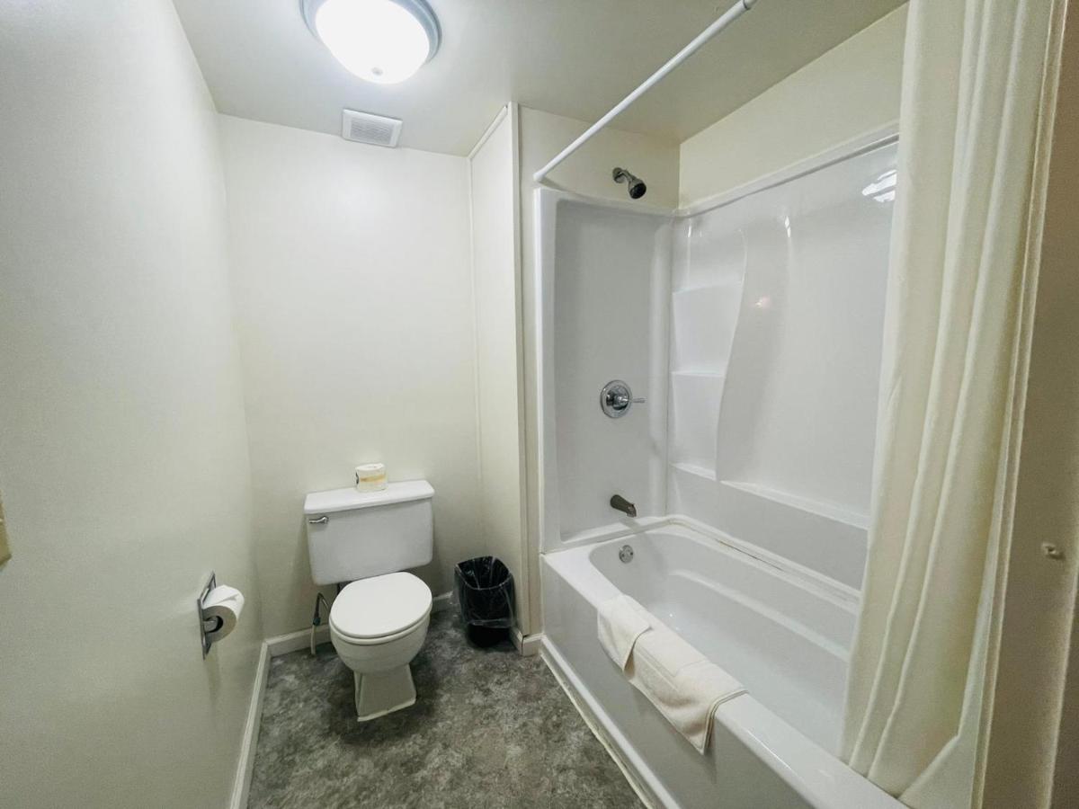 Big Red Inn & Suites — photo 17