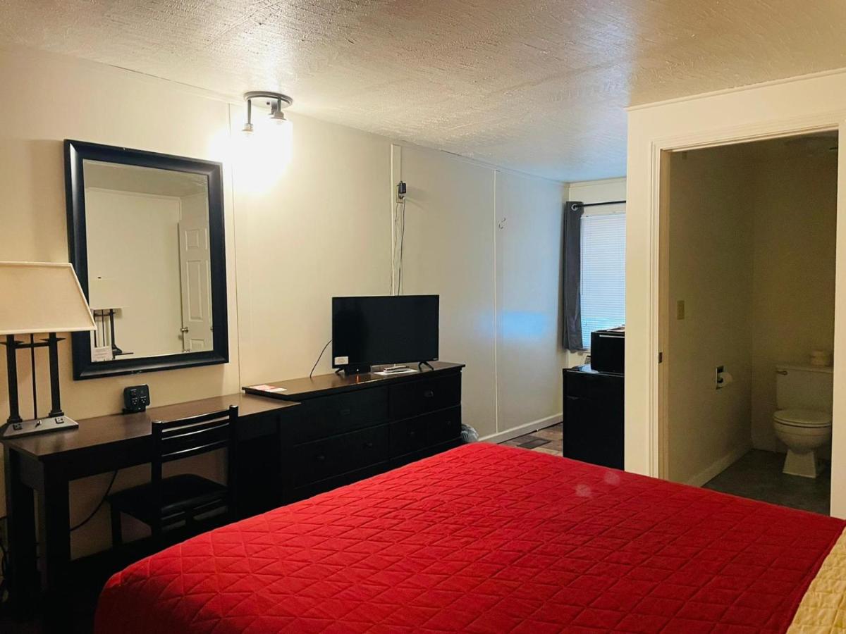 Big Red Inn & Suites — photo 18