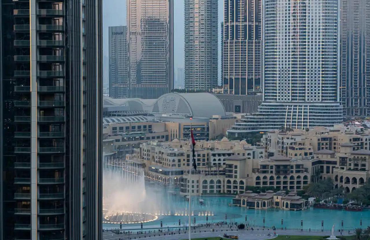 Stunning 3 Bedroom Apartment with Fountain Views by ZEN STAYS - Sleeps 9 - 2 Balconies