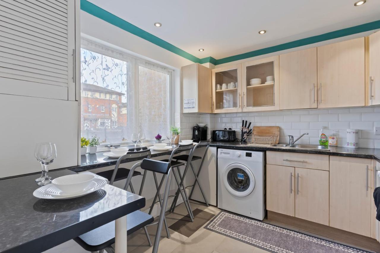 Lovely 4BR house in the city with Parking - 5