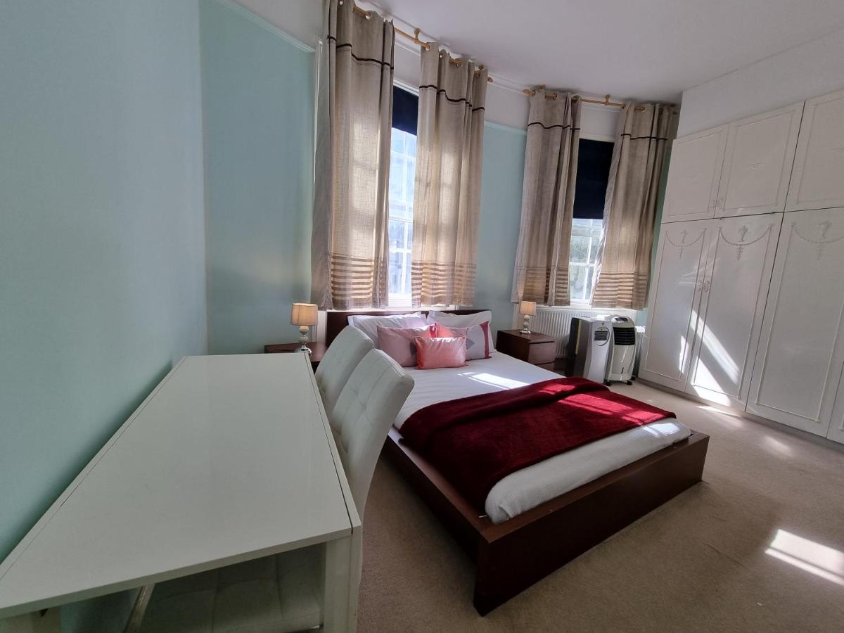 Budget Spacious Flat Fits 5 people in W2 - 2