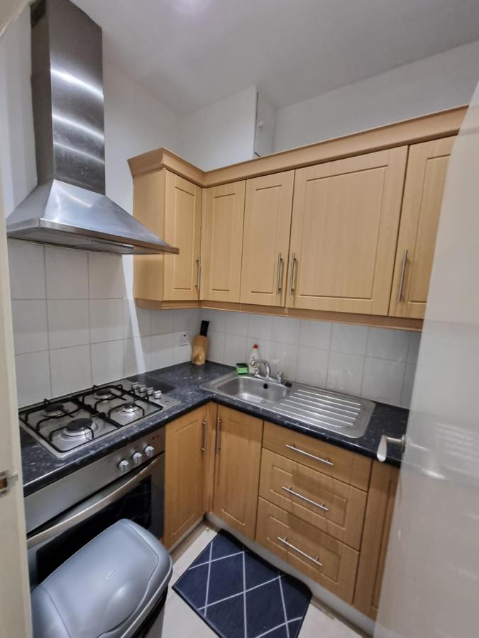 Budget Spacious Flat Fits 5 people in W2 - 4