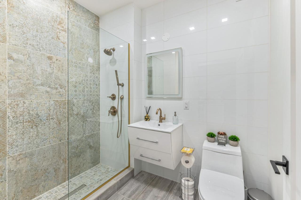 Studio w Charming Juliet Balcony in Upper East - 3