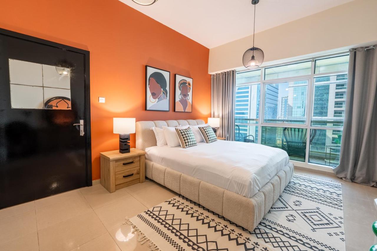 Stylish 1BR Apartment! Near Metro & Stroll to Dubai Marina - 2