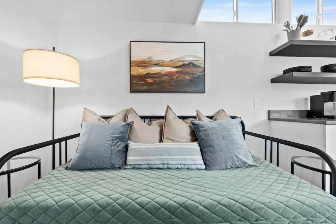 Spacious and Bright with Deck Walkable to 6th St - 2