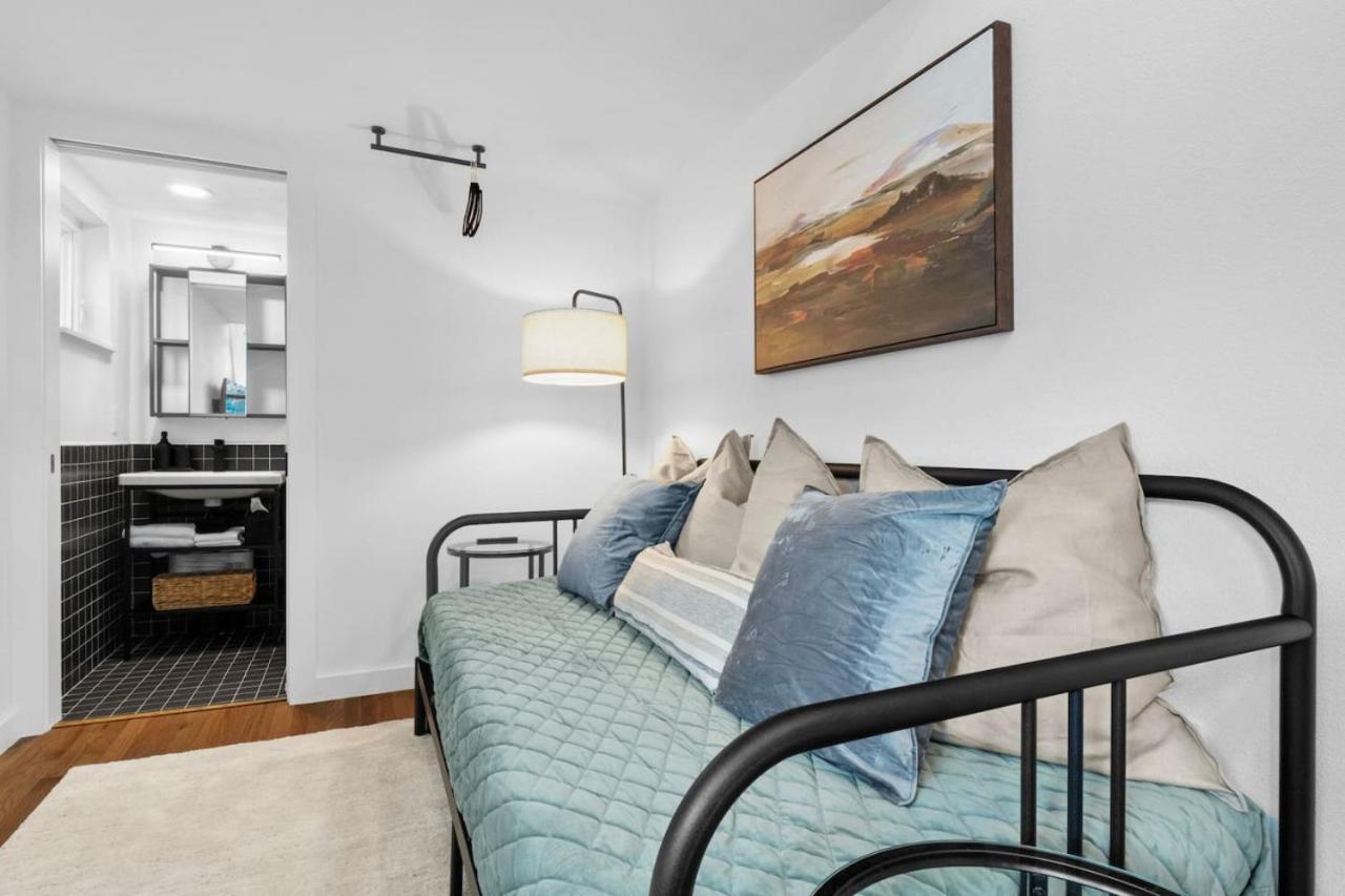 Spacious and Bright with Deck Walkable to 6th St - 4