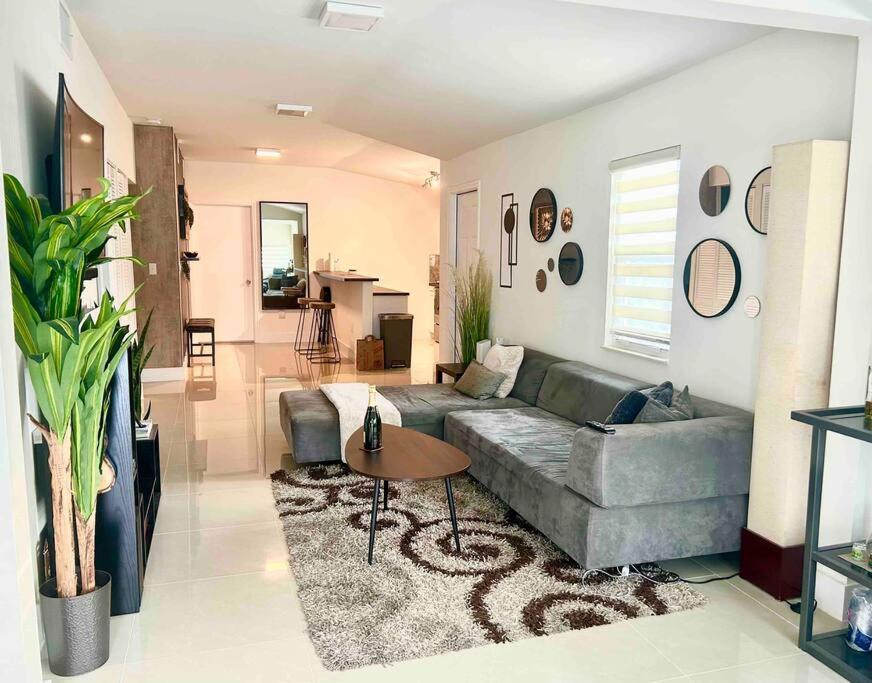 Modern Home w Jacuzzi Near Wynwood-Design District-MIA Airport - 3