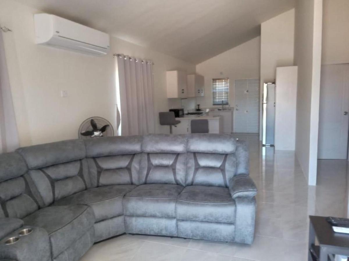 Beach-view 2 Bed Apartment Sleeps 4 - Free parking - 4