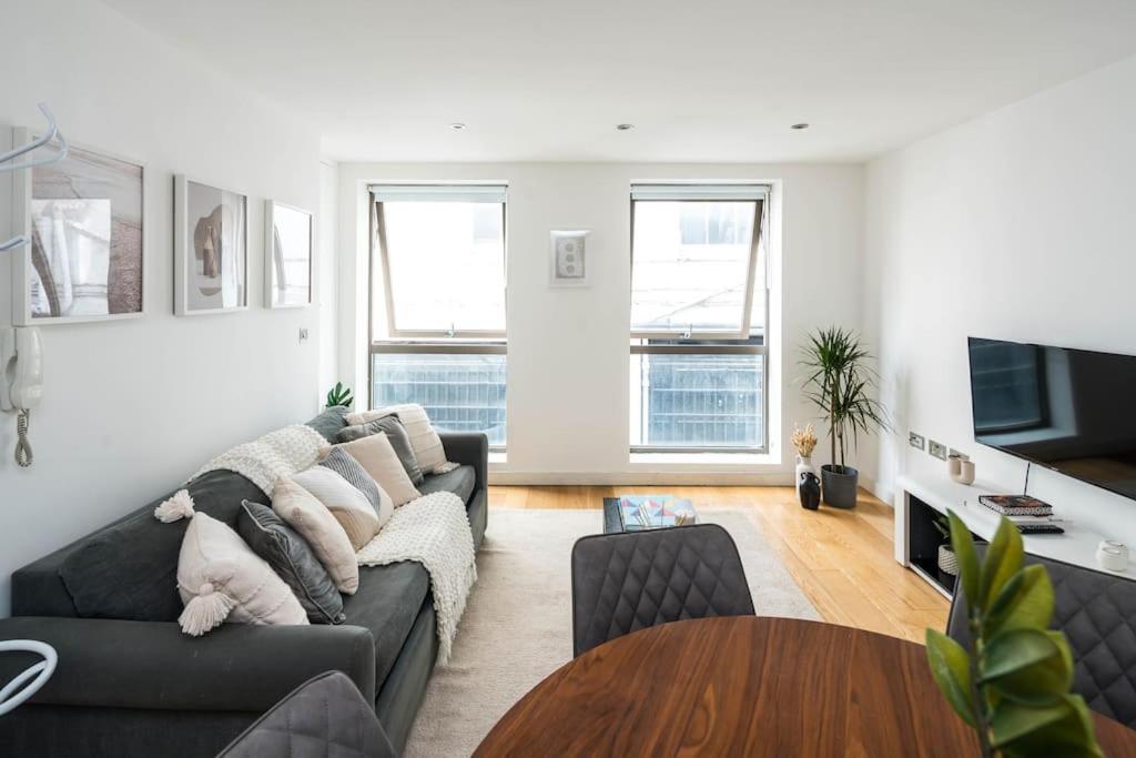 Prime Location Mews! - 5