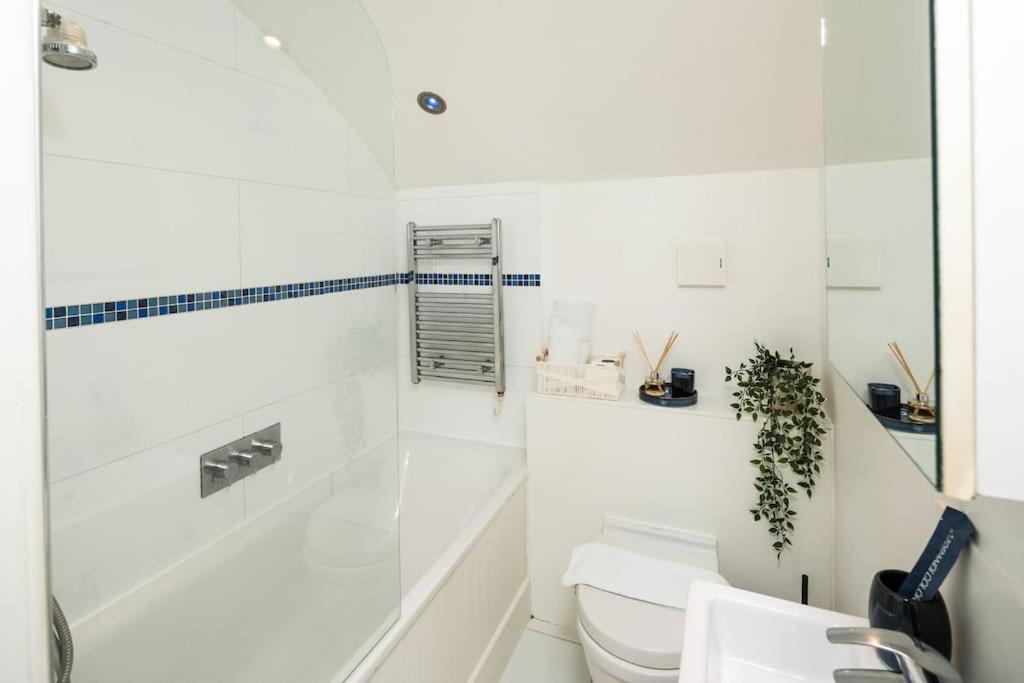 Prime Location Mews! - 3