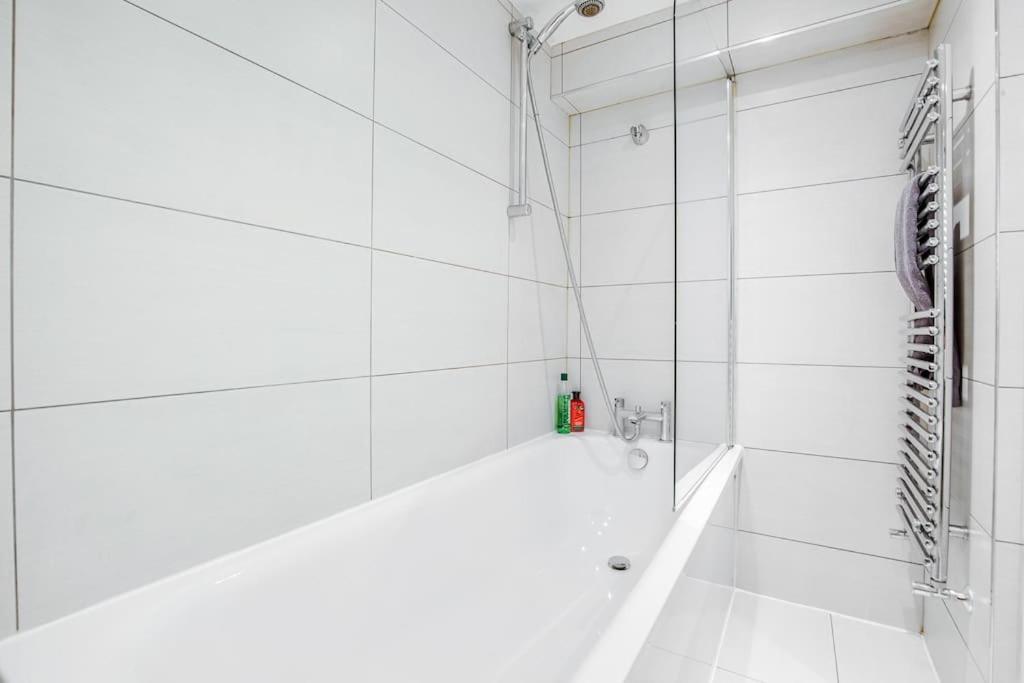 Elegant Apartment in The Heart Of Chelsea Sleeps 7 - 3